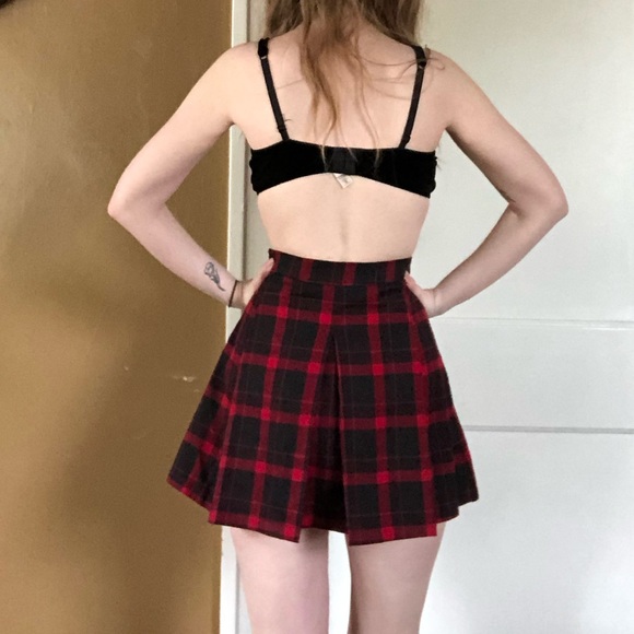 Black and red plaid pleated mini skirt - Picture 2 of 4